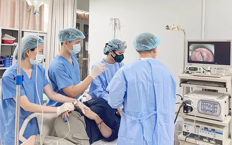 Các bác sĩ tiến hành thắt tĩnh mạch thực quản cho bệnh nhân (Ảnh: BVCC)