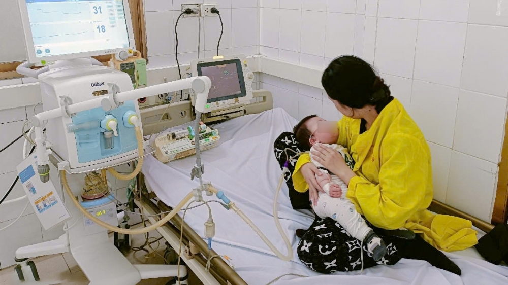 Bé trai 7 tháng tuổi biến chứng viêm phổi nặng do sởi