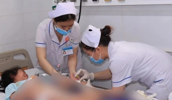 Hiện nay có 5 trẻ bị ngộ độc thực phẩm nặng đang phải nằm phòng hồi sức tại BV Nhi Đồng Nai.