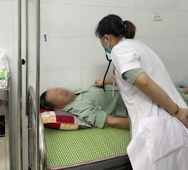Bác sĩ bệnh viện Đa khoa Hà Đông khám cho bệnh nhân bị viêm não do virus herpes (Ảnh: BVCC)