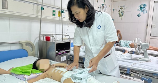 PGS.TS Nguyễn Việt Hoa, Trưởng khoa Phẫu thuật Nhi và Trẻ sơ sinh, Bệnh viện Việt Đức - người trực tiếp tham gia phẫu thuật cho bệnh nhi đang thăm khám lại cho bé (Ảnh: BVCC)