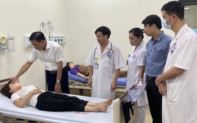 Ông Lê Hồng Trung, Giám đốc Sở Y tế tỉnh Vĩnh Phúc thăm hỏi, kiểm tra tình hình sức khỏe công nhân bị ngộ độc thực phẩm đang được điều trị tại Bệnh viện đa khoa tỉnh Vĩnh Phú