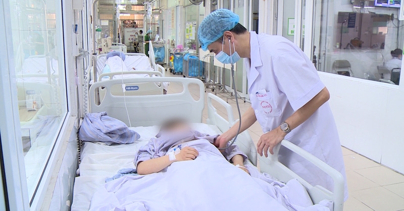 Các triệu chứng của viêm não mô cầu thường khởi phát đột ngột với các biểu hiện như: Sốt, đau đầu, đau họng, buồn nôn, nôn. Bệnh nhân cũng có thể xuất hiện ban xuất huyết hoại tử hình sao trên da. Nếu tiến triển nặng, bệnh nhân có thể hôn mê, co giật, mất ý thức, nhiễm khuẩn huyết và tử vong nhanh chóng.