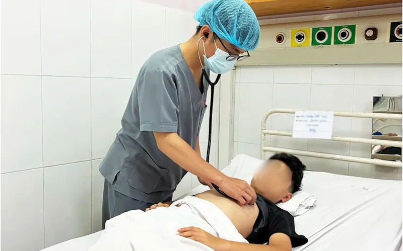 Nhập viện trong tình trạng sốt cao và đau đầu dữ dội, bé trai 13 tuổi đã được cứu sống nhờ chẩn đoán sớm và điều trị kịp thời viêm màng não do não mô cầu (Ảnh: BVCC)