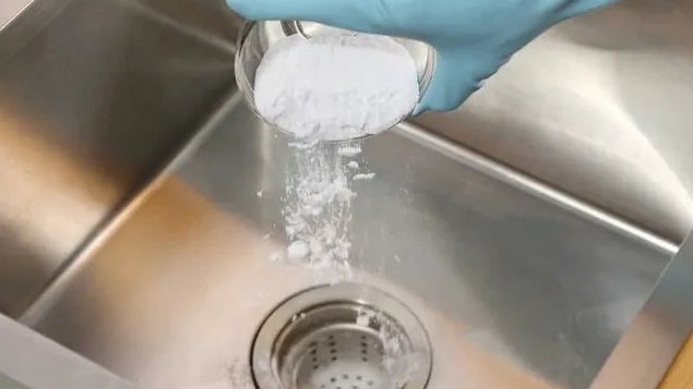 Uống nhầm bột thông cống, bé 2 tuổi bị bỏng thực quản