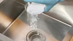 Uống nhầm bột thông cống, bé 2 tuổi bị bỏng thực quản