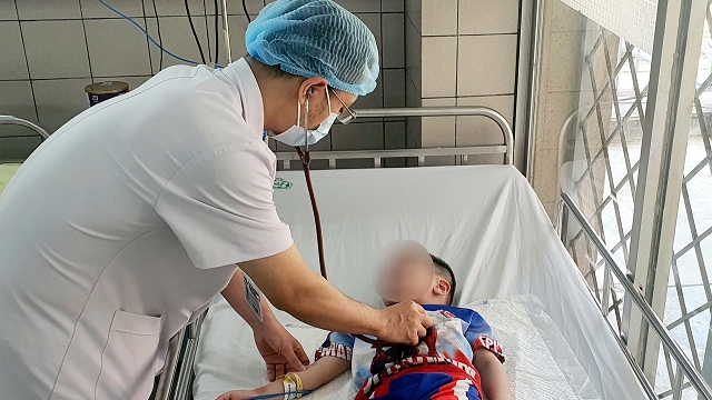 Bé trai 5 tuổi nghịch dây giải rút, tự “thắt cổ” mình