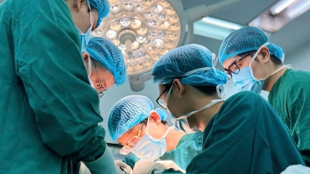 Phẫu thuật ngón tay đứt lìa cho nam công nhân sau tai nạn nghiêm trọng