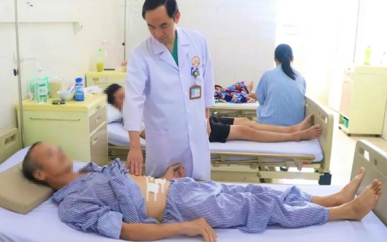 bệnh nhân đã sử dụng thuốc giảm đau và thuốc xương khớp không rõ nguồn gốc trong thời gian dài 