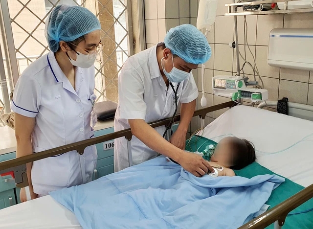 Bác sĩ thăm khám cho bệnh nhi