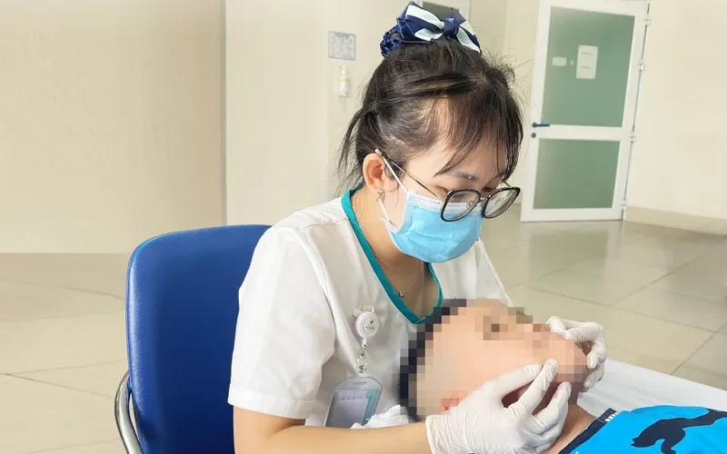 Bé 5 tuổi bị liệt nửa mặt sau khi tắm muộn và ngủ phòng lạnh