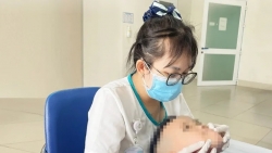 Bé 5 tuổi bị liệt nửa mặt sau khi tắm muộn và ngủ phòng lạnh