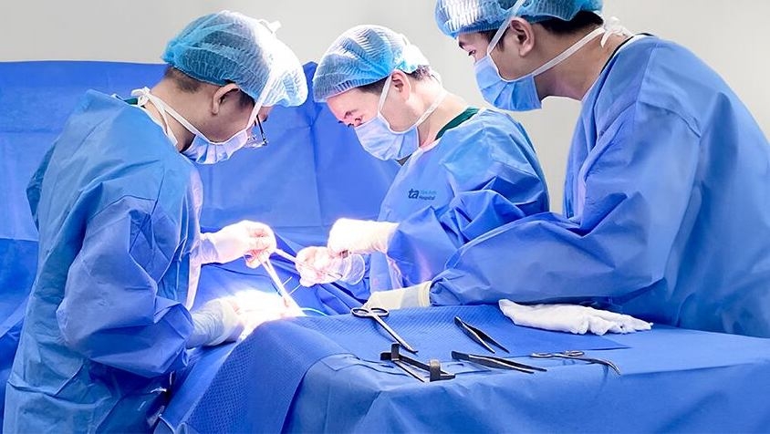 Các bác sĩ mổ thoạt vị bẹn cho bệnh nhân (Ảnh: Bệnh viện Đa khoa Tâm Anh)
