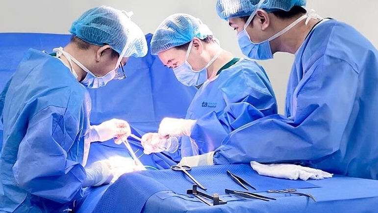 Nam sinh 19 tuổi bị sa ruột vì tập tạ quá sức