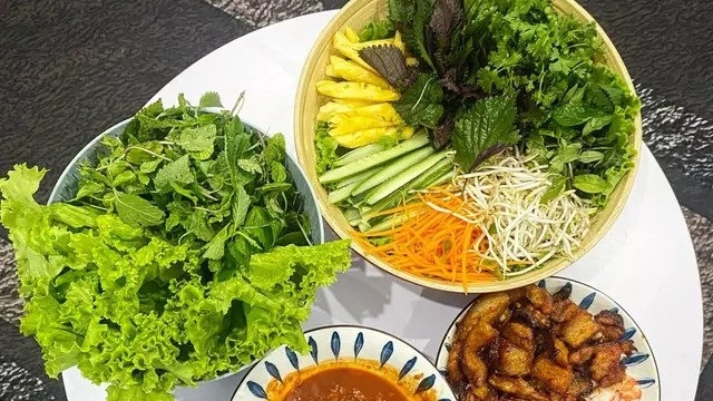 Hiểm hoạ từ… ăn rau sống