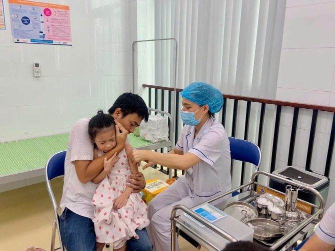 Tiêm vắc xin phòng sởi cho trẻ trên địa bàn quận Cầu Giấy, Hà Nội