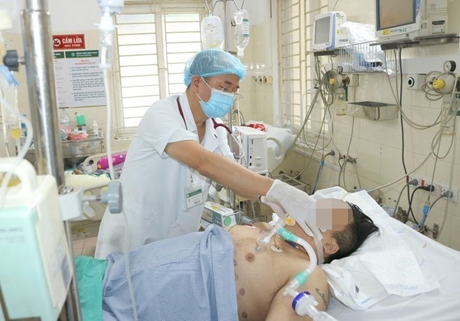 Một bệnh nhân bị sốt xuất huyết nặng ở Bệnh viện Bạch Mai (Hà Nội). Ảnh: Thành Dương