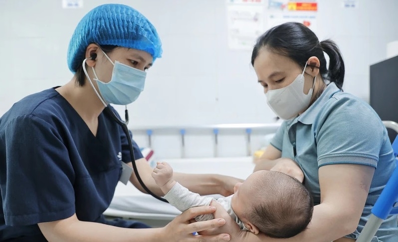 Bác sĩ khám cho bệnh nhi gần 2 tháng tuổi mắc ho gà điều trị tại Bệnh viện Nhi Trung ương. (Ảnh: Minh Quyết/TTXVN)