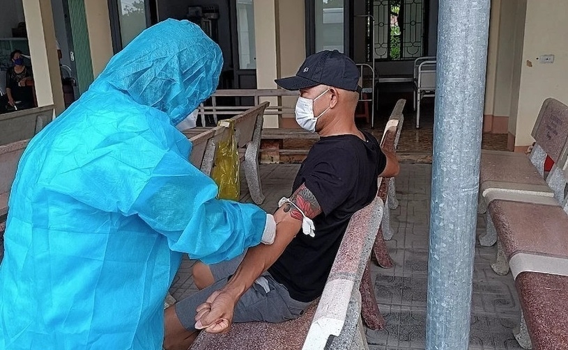 Nhân viên Trung tâm Y tế huyện Hiệp Hòa (Bắc Giang) kiểm tra tình hình sức khỏe và lấy mẫu xét nghiệm cho các trường hợp có nguy cơ lây nhiễm bệnh bạch hầu cao. (Ảnh: TTXVN phát)