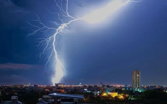 nghe thấy tiếng sấm người dân cần phải tìm nơi trú ẩn ngay lập tức, tránh xa những nơi trống trải, cây to, cột điện cao thế. 