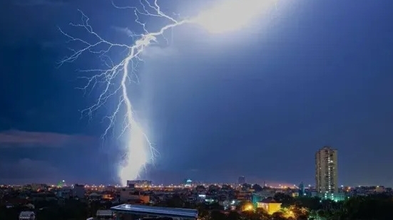 Cấp cứu 2 bệnh nhân bị sét đánh