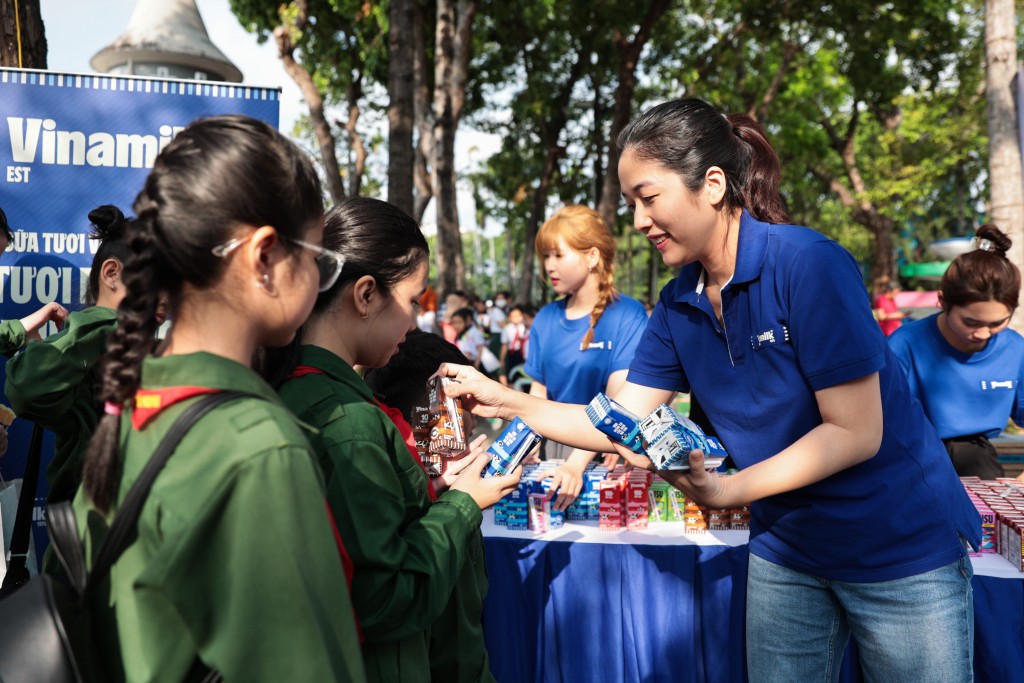 Vinamilk tặng 50.000 hộp sữa cho hơn 7.000 "búp măng non" thành phố mang tên Bác