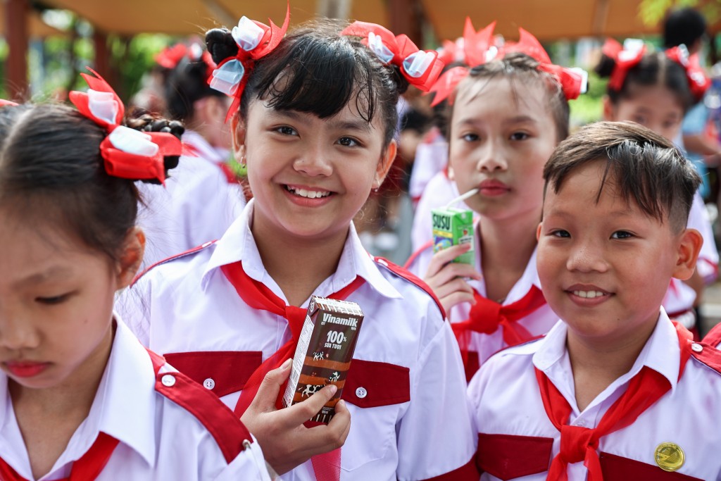 Vinamilk tặng 50.000 hộp sữa cho hơn 7.000 "búp măng non" thành phố mang tên Bác