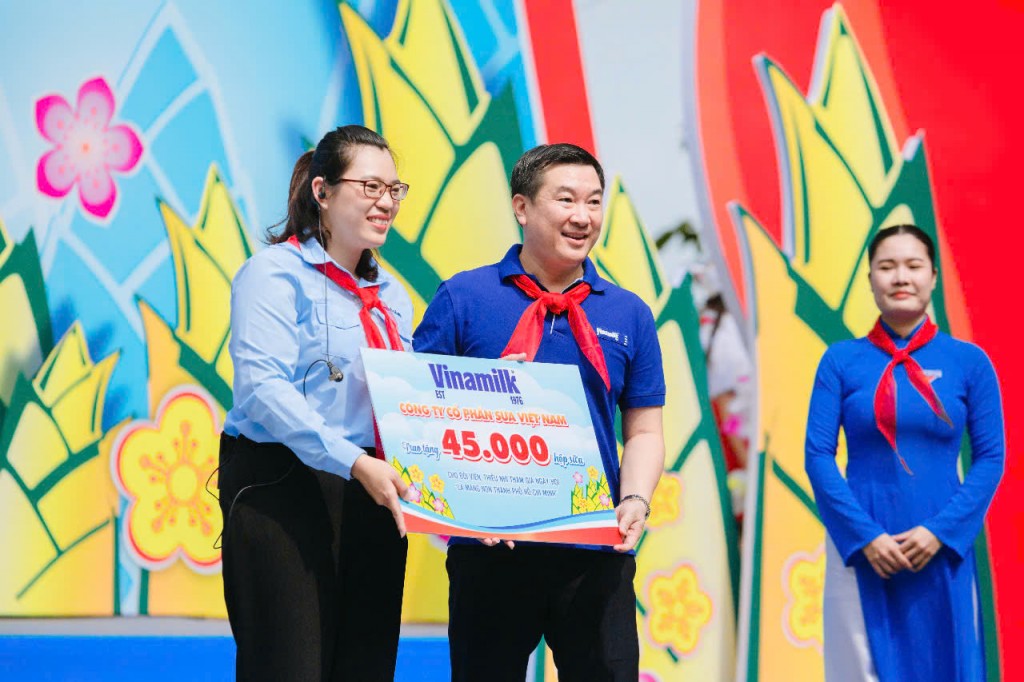 Vinamilk tặng 50.000 hộp sữa cho hơn 7.000 "búp măng non" thành phố mang tên Bác