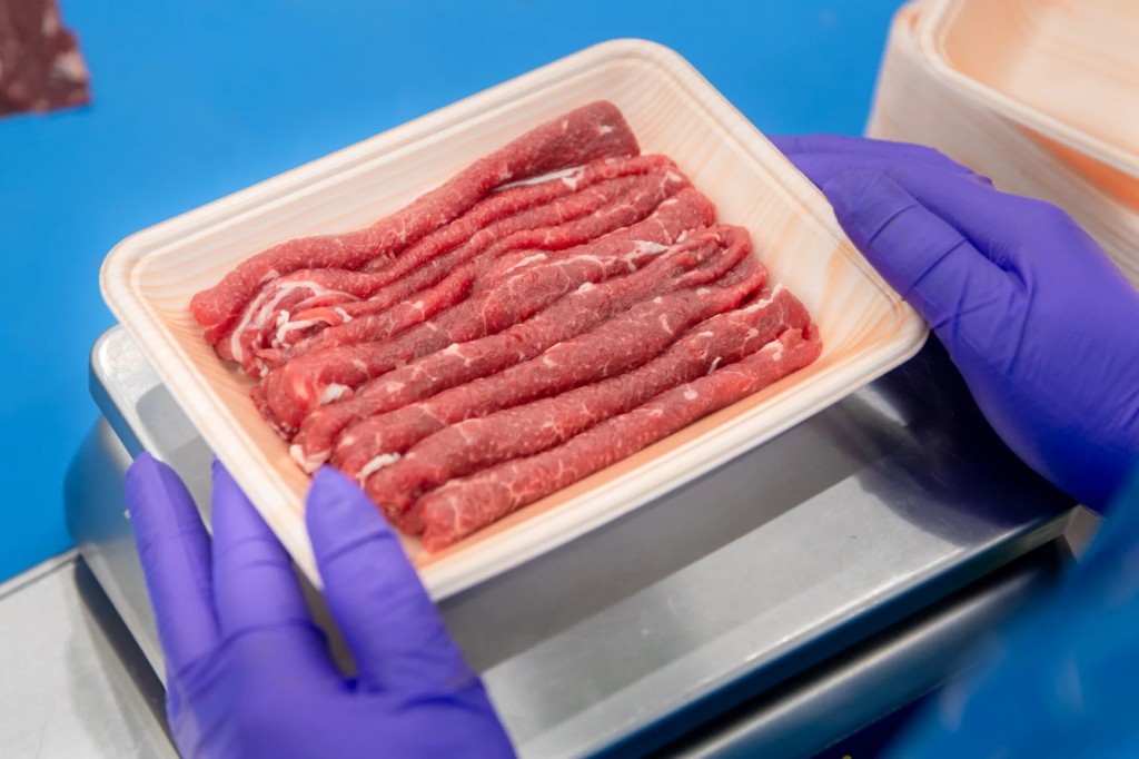 Quy trình chế biến thịt bò tươi ủ mát được kiểm soát nghiêm ngặt bởi các chuyên gia đến từ Nhật Bản.
