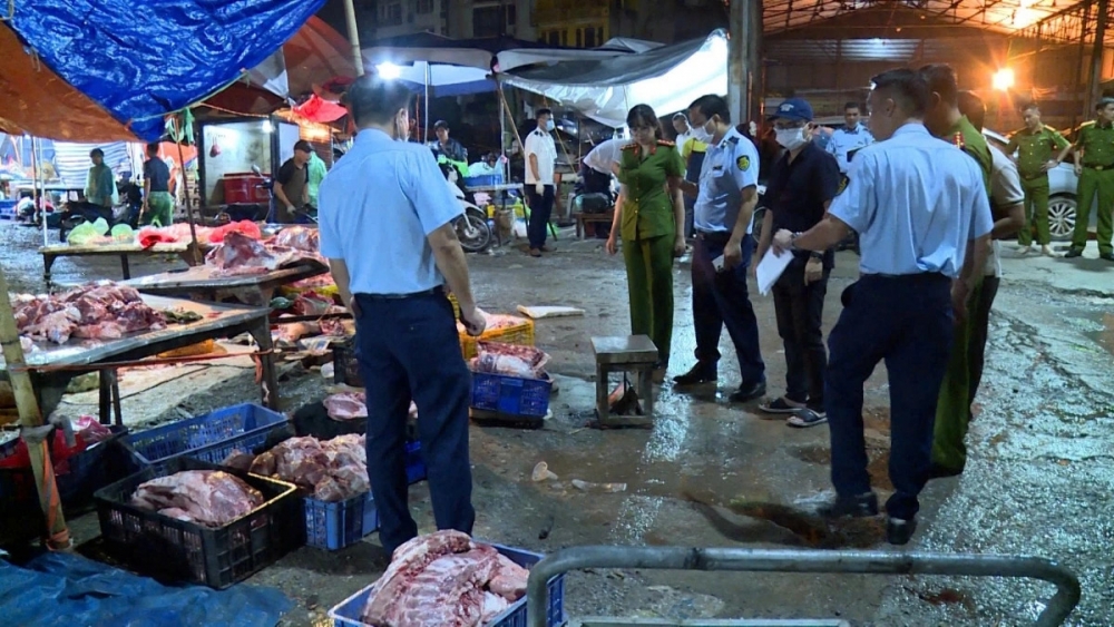 Nguy cơ nhiễm bệnh từ đường dây buôn thịt lợn bệnh