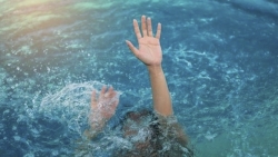 cuu song ngoan muc be 8 tuoi ngung tim ngung tho do duoi nuoc