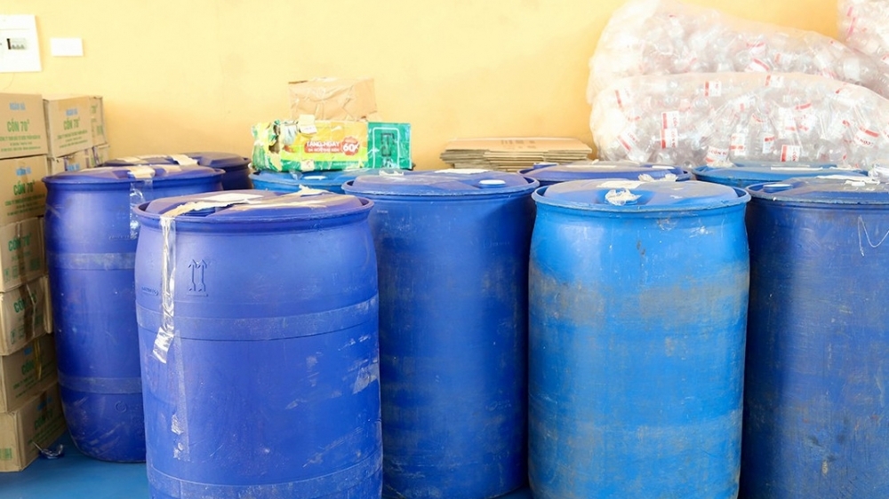 Triệt phá đường dây sản xuất, buôn bán cồn y tế giả quy mô lớn