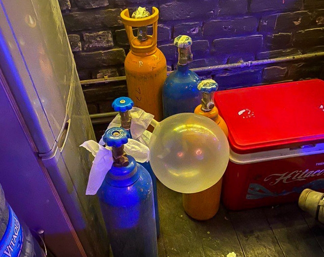 Tại các tụ điểm giải trí như quán bar, karaoke, bóng cười đã trở thành một thú vui thu hút không ít giới trẻ tò mò trải nghiệm như một hình thức giải trí thời thượng. hậu quả của việc lạm dụng bóng cười trong thời gian dài.  