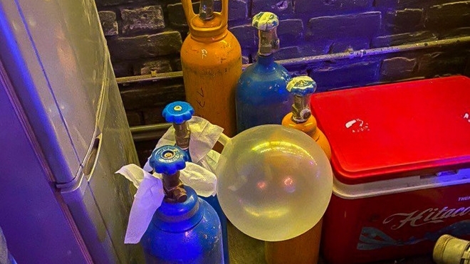 Nam thanh niên tổn thương tủy cổ vì dùng bóng cười hơn 50 quả mỗi lần