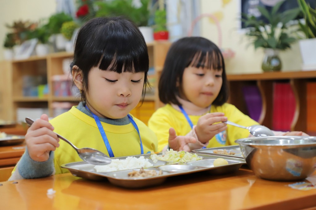 Những bữa ăn trường học đủ chất, an toàn thực phẩm