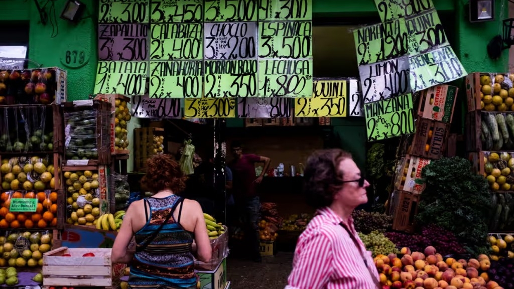 Argentina lạm phát kỷ lục, tỷ giá được cập nhật lên mặt cốc cà phê