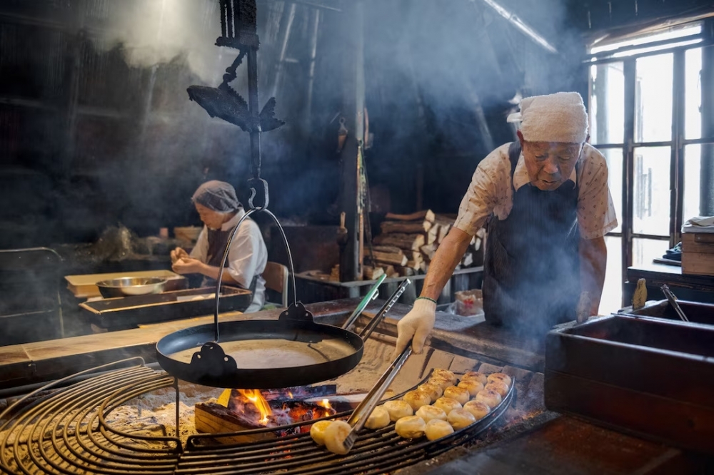 Cụ ông Chikayoshi Gonda, 97 tuổi và cụ bà  Harumi Okubo, 80 tuổi đang làm việc tại 1 nhà hàng ở Ogawa, Nhật Bản (Ảnh: National Geographic)