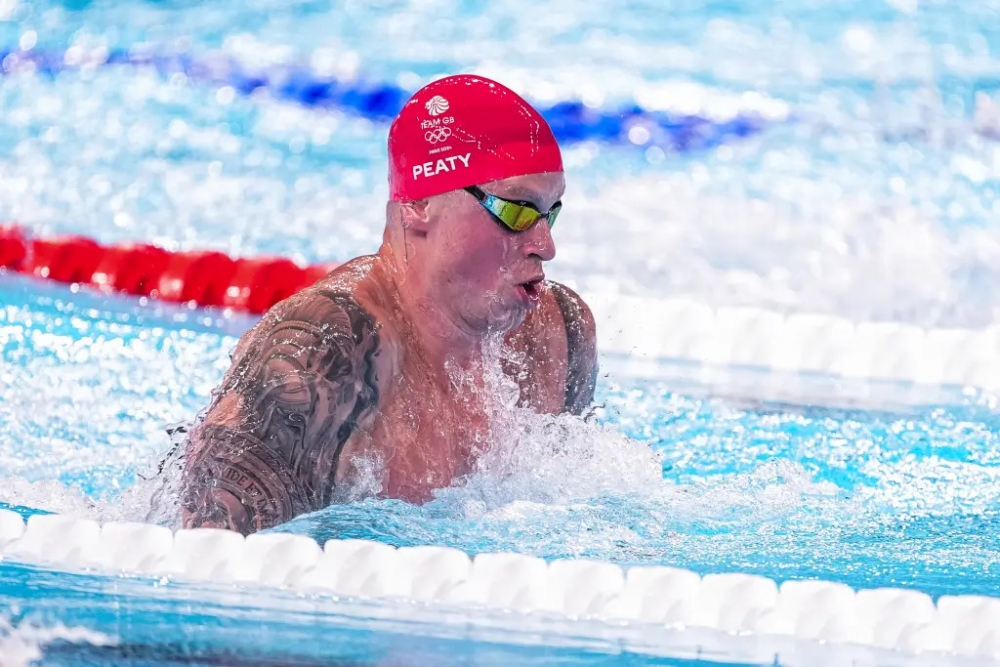 Adam Peaty trong trận chung kết bơi ếch 100m nam tại Thế vận hội vào ngày 28 tháng 7 năm 202