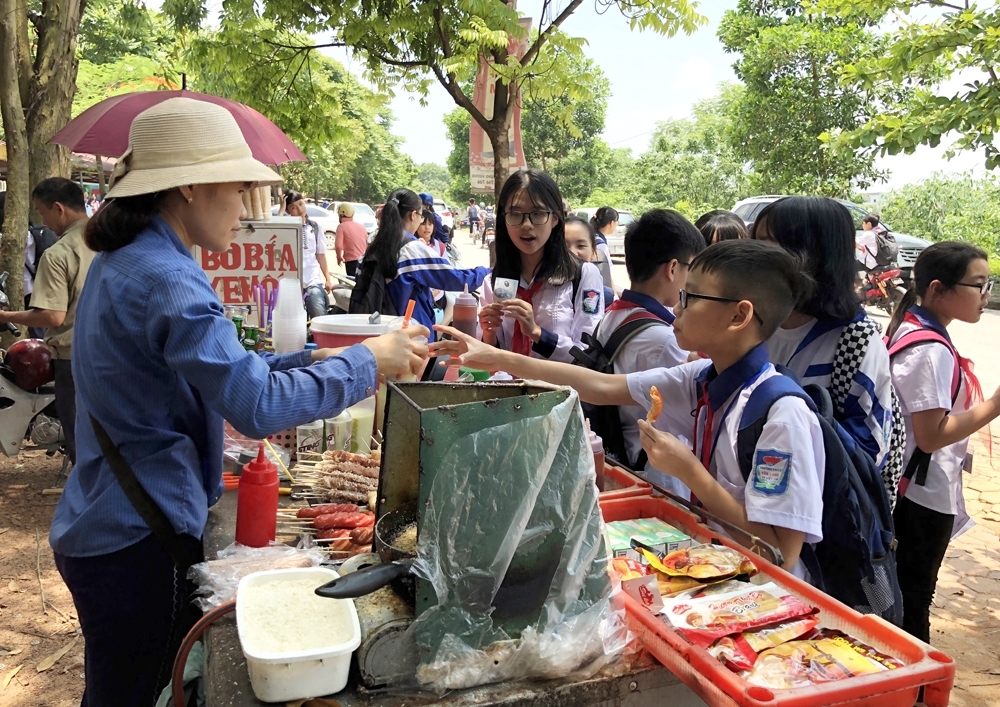 An toàn thực phẩm trước cổng trường: Chưa bao giờ hết lo