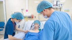 dang tap gym chang trai bat ngo ngung tim