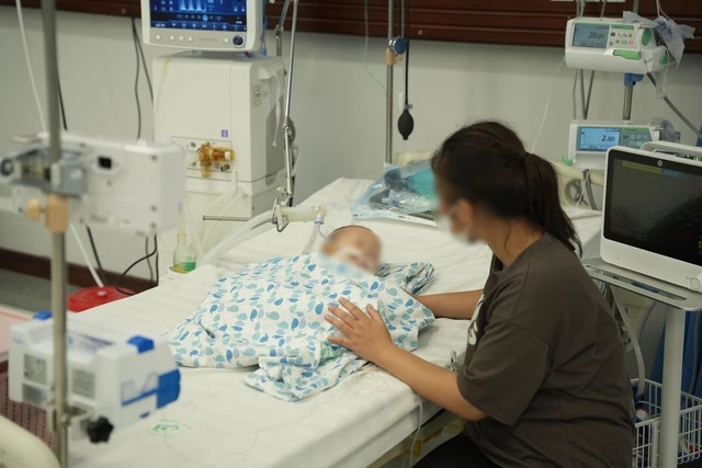 Bé trai trong tình trạng suy hô hấp nguy kịch do uống phải tinh dầu đuổi muỗi (Ảnh: BVCC)