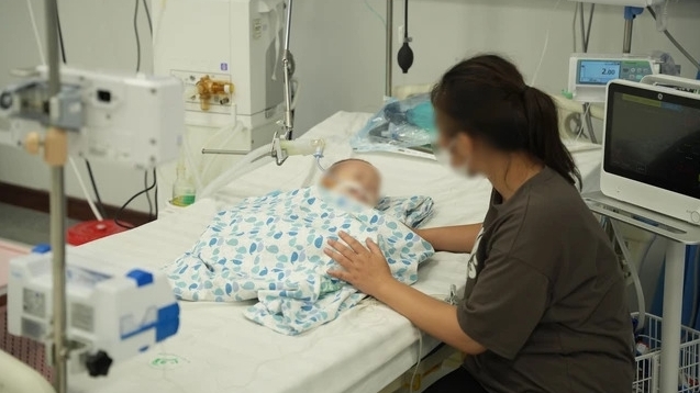 Bé trai 15 tháng tuổi uống nhầm tinh dầu đuổi muỗi