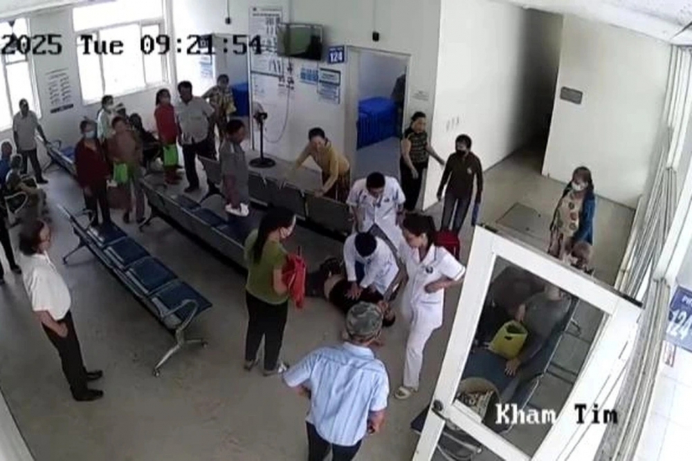 Người đàn ông ngưng tim đột ngột khi đang ngồi chờ khám bệnh (Ảnh: Clip bệnh viện)