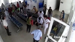 nguoi dan ong ngung tim dot ngot khi dang ngoi cho kham benh