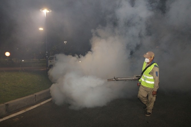 CDC Hà Nội phối hợp cùng các đơn vị liên quan tiến hành phun hóa chất trong đêm tại phường Việt Hưng, thành phố Hà Nội