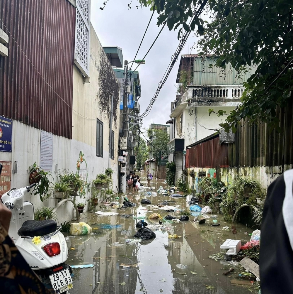 Nước lũ khiến rác thải trôi nổi khắp nơi, gây mất vệ sinh môi trường và tiềm ẩn nguy cơ bệnh dịch