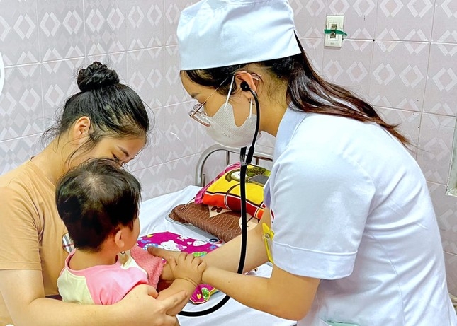 Cứu kịp thời bé 19 tháng tuổi uống nhầm dầu thắp hương