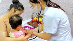 Bé 19 tháng tuổi uống nhầm dầu thắp hương