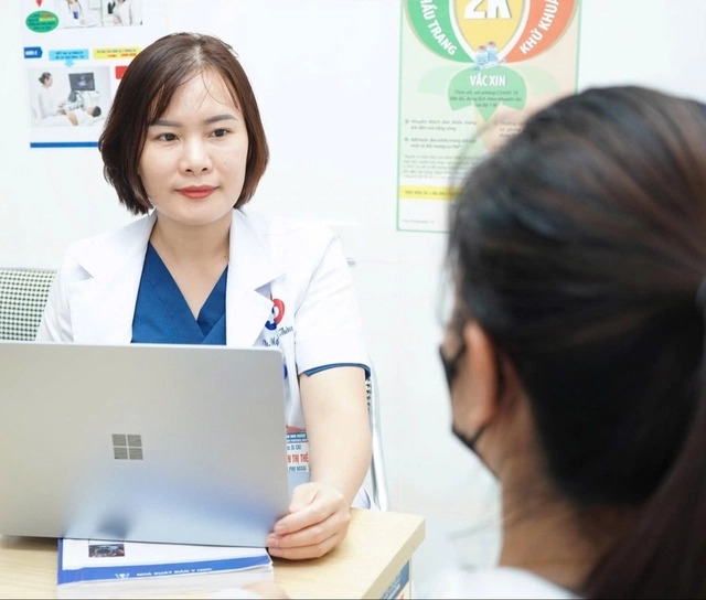 Bác sĩ thăm khám cho bệnh nhân (Ảnh: BVCC) Bác sĩ thăm khám cho bệnh nhân (Ảnh: BVCC)