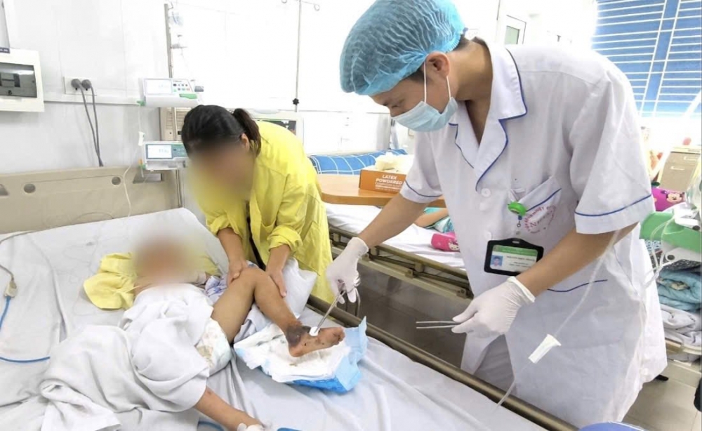 việc tự ý đắp lá cây để đắp lên vết thương hở rất nguy hiểm, gây nhiễm trùng vết thương, có nhiều nguy cơ gây ra nhiều biến chứng nghiêm trọng (Ảnh: BVCC)